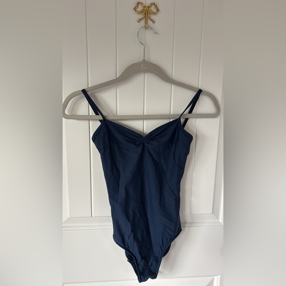 Simple navy blue wear moi